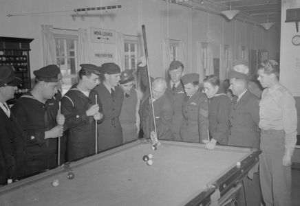 Willie Hoppe giving a demonstration to military men during World War II